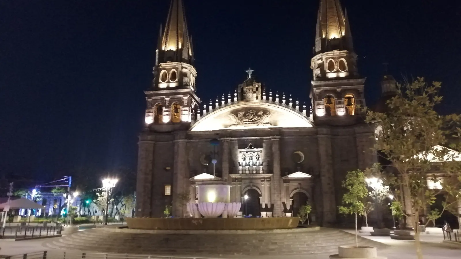 Catedral de Guadalajara iluminada de noche